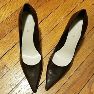 Nine west dark brown leather pointed toe pumps.